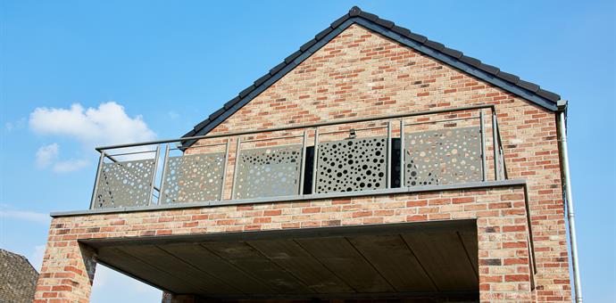 Dekorativ perforerad plåt använd för balkonger