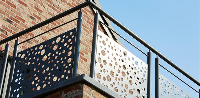 Verwendung von dekorativen Lochblechen für Balkone 