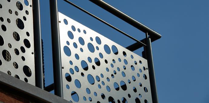 Dekorativ perforerad plåt använd för balkonger