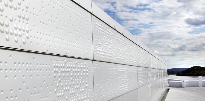 Perforeret mønster af konkave og konvekse former fra RMIG brugt til facade
