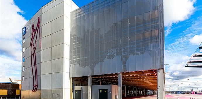 Perforerte plater til fasaden på et nyskapende parkeringshus