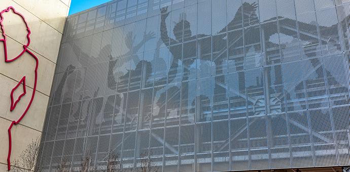 Perforerede plader til en facade på et innovativt parkeringshus