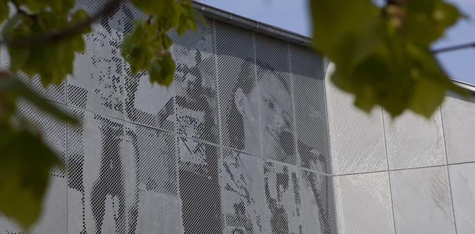 Chapas perforadas en fachada, escuela Skansevejens